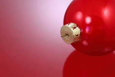 Yazı alanı olan Noel ağacı süsü topu, makro çekim