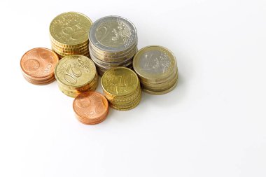 Beyaz arka planda bir yığın Avrupa sikkesi. Avro para birimi