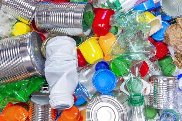 Переработанные отходы, пластиковая бутылка, упаковка, жестянка, пластиковый колпачок
