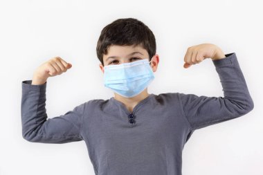 Covid-19 Coronavirus Bariyeri. Salgınla yüzleşmekten korkmayan iyi korunan ve kendine güveni tam bir çocuk.