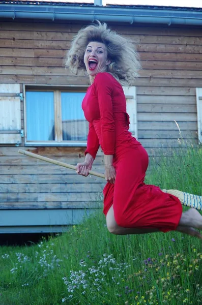 Mujer bruja en un palo de escoba — Foto de Stock