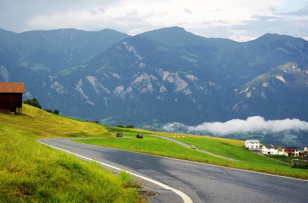 山では、道路上の車 — ストック写真