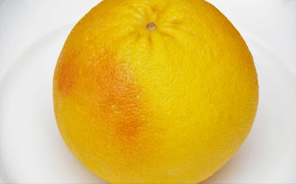 Grapefruit egy fehér lemezre — Stock Fotó