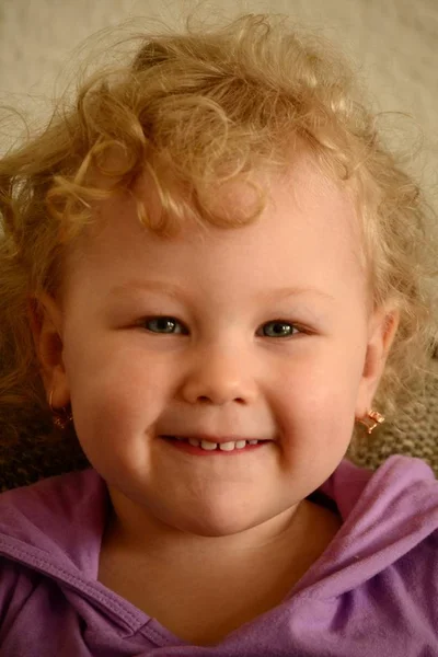 Portrait of curly girl — Stock Photo, Image