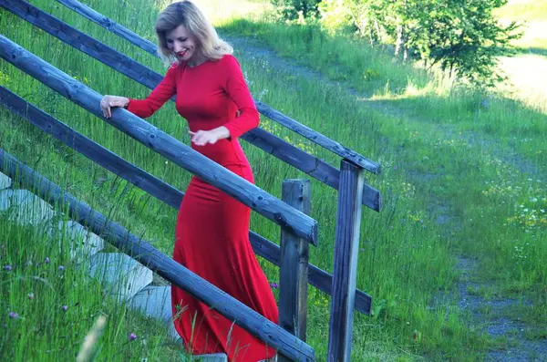 Vrouw in een rode jurk, traplopen — Stockfoto