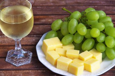 bardak beyaz şarap, peynir ve üzüm