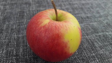 gri bir arka plan üzerinde olgun kırmızı elma