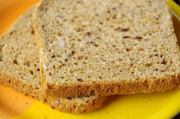 Due pane tostato con semi su un piatto — Foto Stock