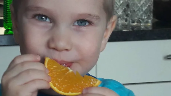 オレンジ スライスを持つ少年 — ストック写真