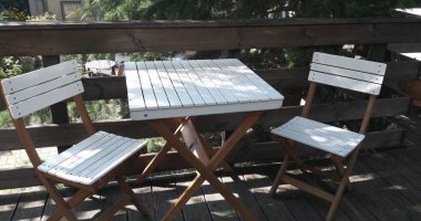 Beyaz ahşap masa ve sandalyeler