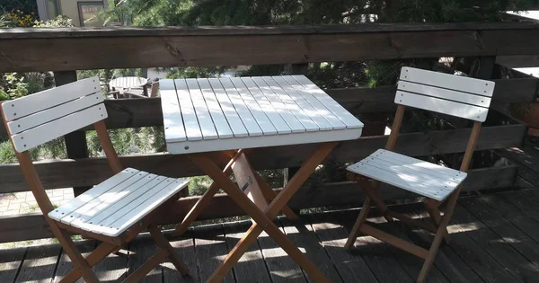 Beyaz ahşap masa ve sandalyeler