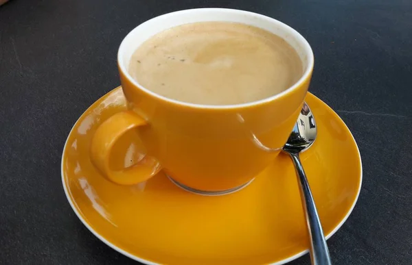 Kaffee Mit Schaum Einer Gelben Tasse Mit Untertasse Und Einem — Stockfoto