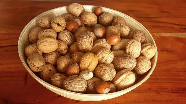 Nueces Avellanas Tazón Madera Sobre Una Mesa Madera — Foto de Stock