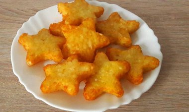 beyaz bir tabak ta yatan patates starlets pişmiş