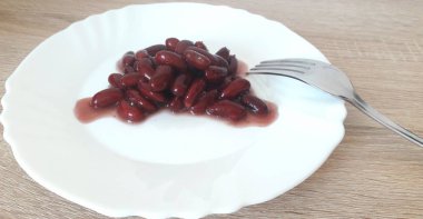 kırmızı fasulye pişmiş ve çatal bir tabakta