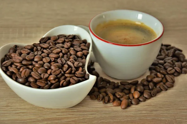 Kaffee Gebratene Körner Und Kaffee Einer Weißen Tasse — Stockfoto