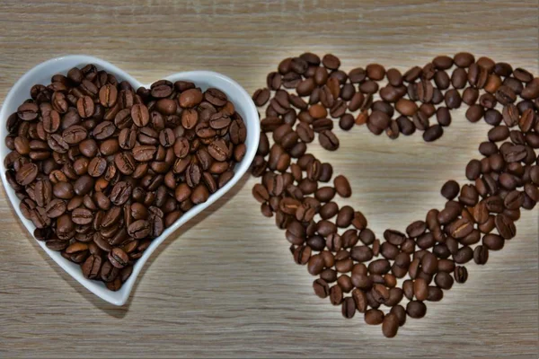 Grãos Café Fritos Uma Xícara Branca Coração Uma Forma Grãos — Fotografia de Stock