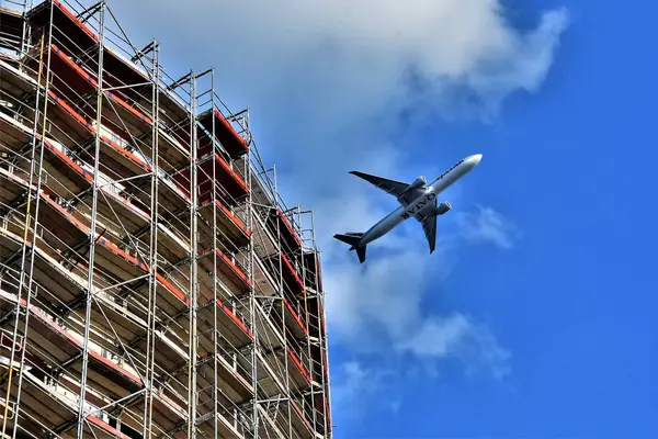 Avión Pasajeros Aerolínea Árabe Qatar Despega Sobre Sitio Construcción Ciudad — Foto de Stock