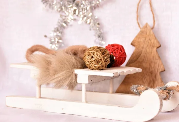 白い背景にクリスマスのための木製のそりやその他の装飾 — ストック写真