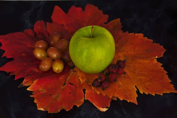 Groene Appel Druiven Druivenrode Bladeren — Stockfoto