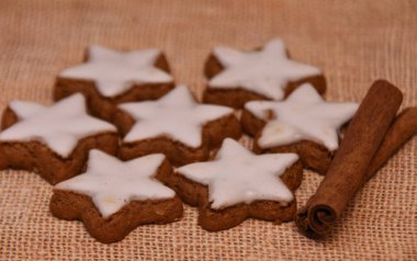 Beyaz kremalı fırınlanmış yıldız kurabiyeleri