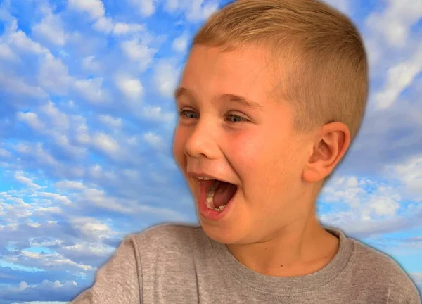 Niño Sorprendido Alegre Sobre Fondo Cielo Azul —  Fotos de Stock