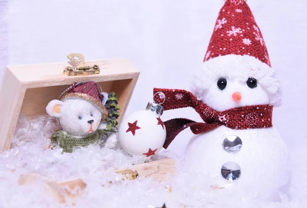 Weihnachtsfiguren Und Kugeln Auf Weißem Hintergrund — Stockfoto
