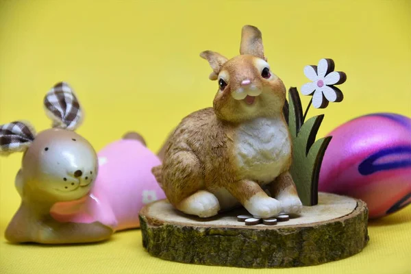 木制木板上的野兔陶瓷雕像 — 图库照片
