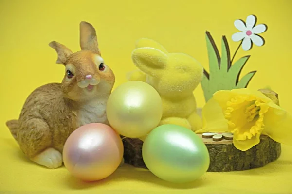 复活节兔子和鸡蛋放在木架上 — 图库照片