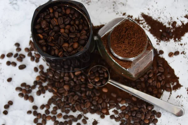 Kaffeebohnen Der Kaffeemühle Und Gemahlener Kaffee Glas — Stockfoto