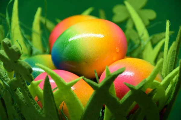 Ovos Galinha Páscoa Pintados Uma Cesta Decorativa Verde — Fotografia de Stock