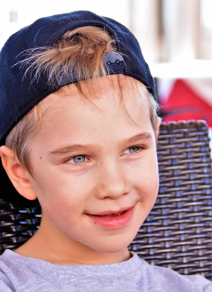 Grazioso Ragazzo Con Gli Occhi Azzurri Cappello Siede Sorride — Foto Stock
