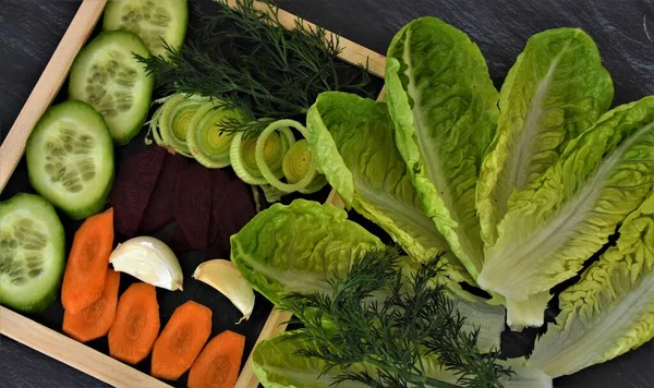 Tablero Con Verduras Frescas Picadas —  Fotos de Stock