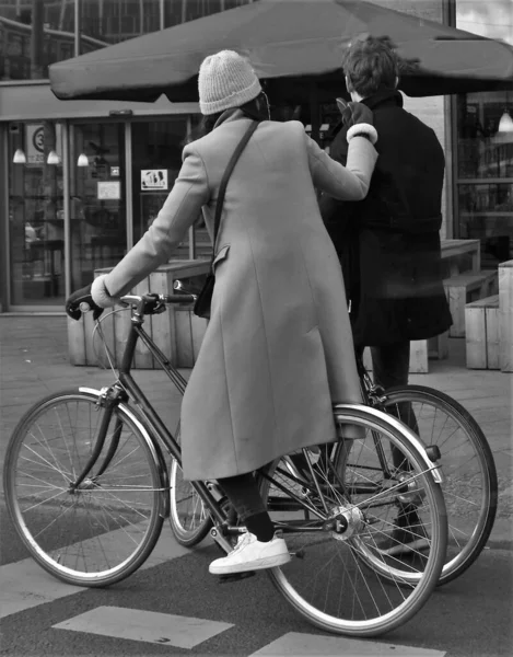 Fiatalok Egy Lány Egy Srác Bicikliznek Városban — Stock Fotó