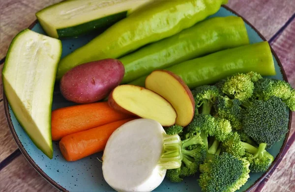 Verduras Frescas Calabacín Rábano Pimientos Zanahorias Patatas Brócoli —  Fotos de Stock
