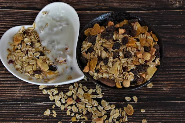 Granola Naturlig Yoghurt Och Torkade Bär — Stockfoto