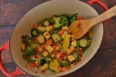  Kırmızı seramik şenlik ateşinde pişirilmiş sebzeler