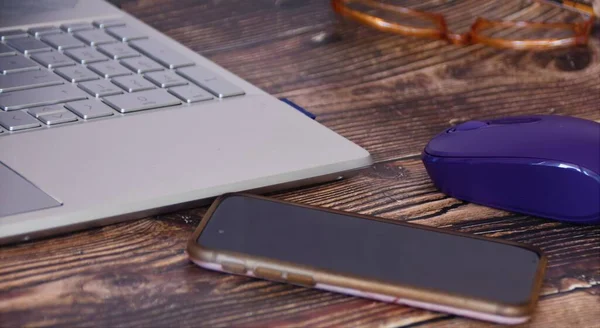 Laptop Drahtlose Maus Smartphone Und Brille Auf Einem Holztisch — Stockfoto