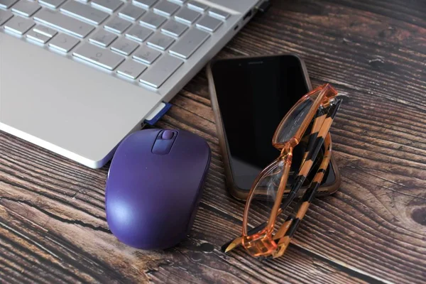 Laptop Drahtlose Maus Smartphone Und Brille Auf Einem Holztisch — Stockfoto