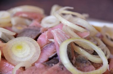 Soğanlı ringa filetosu, yakın plan.