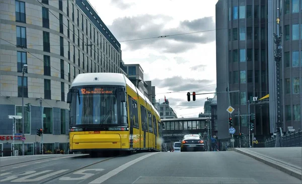 Berlin Deutschland März 2020 Straßenbahn Und Autos Fahren Die Stadtstraße — Stockfoto