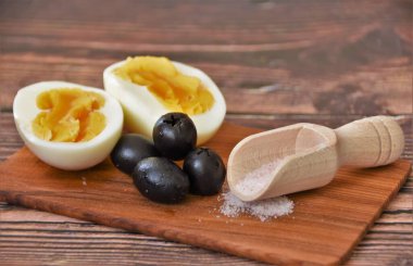 Haşlanmış yumurta, küçük tuz ve siyah zeytin.