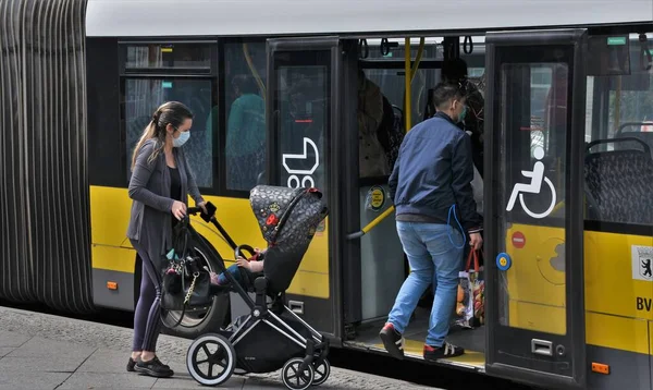 Berlin Spandau Deutschland April 2020 Maskierte Personen Während Der Coronavirus — Stockfoto