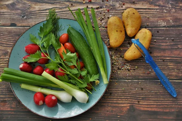 Färska Grönsaker Blå Tallrik Och Potatis Träbrunt Bord — Stockfoto