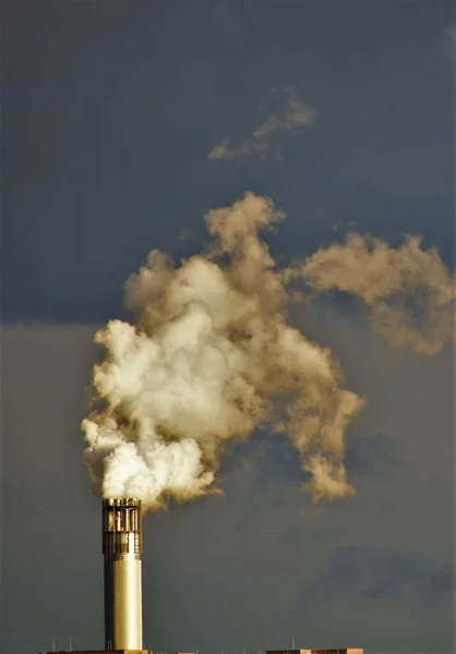 Rauch Aus Einer Pfeife Vor Dem Hintergrund Grauer Wolken Himmel — Stockfoto