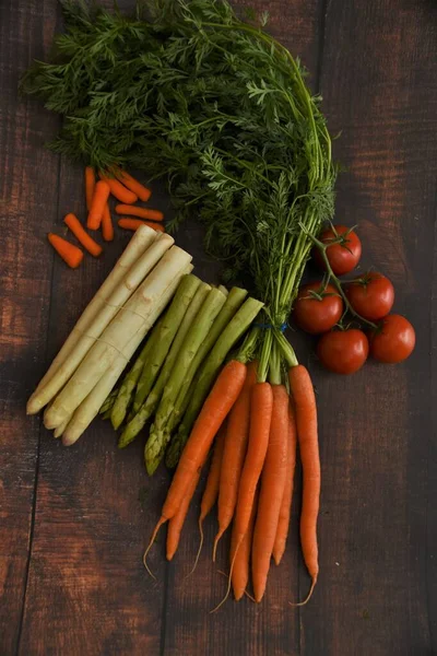 Rohes Gemüse Auf Einem Holztisch — Stockfoto