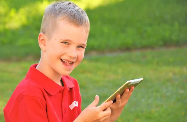 Chlapec Červené Košili Drží Rukou Tablet — Stock fotografie