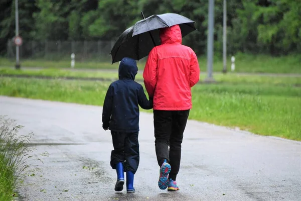 Kobieta Dzieckiem Iść Pod Parasolem Zewnątrz — Zdjęcie stockowe