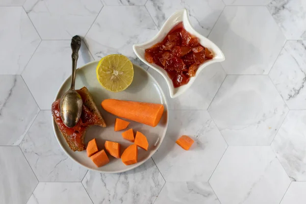 Engarrafamento de cenoura caseiro com limão, açúcar e baunilha. Espaço de cópia — Fotografia de Stock