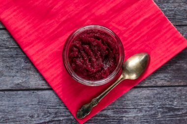 Vanilya ve şekerli ev yapımı pancar reçeli. Sağlıklı yiyecekler, vejetaryenlik. Ahşap arka planda